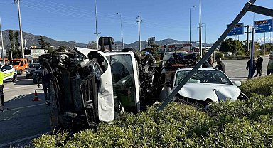 Fethiye'de çekiciye çarpan otomobildeki üç kişi yaralandı