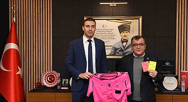 FIFA hakemi Oğuzhan Çakır, Başkan Şehirli ile mutluluğunu paylaştı