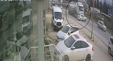 Film sahnesini aratmayan korku dolu dakikalar kamerada: Beton mikseri otomobili metrelerce sürükledi