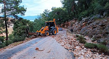 Finike'de taş ve mıcırla kaplanan yol temizlendi