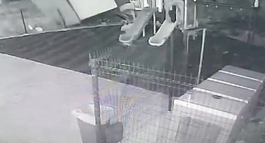 Fırtına konteyneri oyuncak gibi savurdu