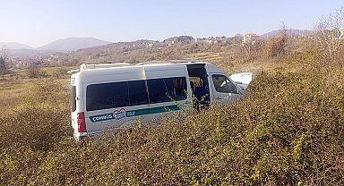 Freni boşalan minibüs ormana uçtu