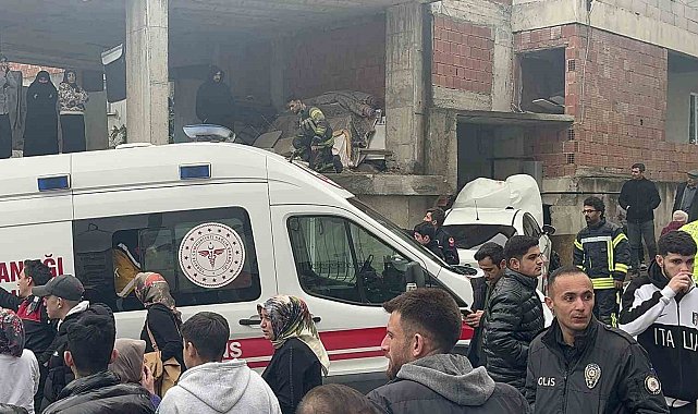 Freni boşalan otomobil binanın duvarına çarptı: 2'si ağır 4 yaralı