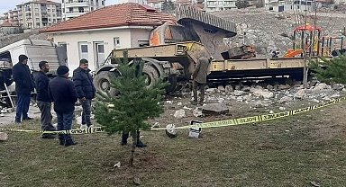 Freni patlayan tır kamu binasına çarptı: 2 yaralı