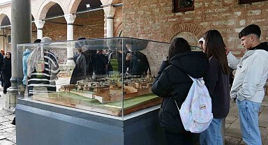 Gençler İstanbul'un tarihi mekanlarını gezdi