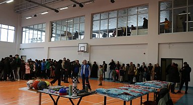 Gençlere spor malzemesi hediye edildi