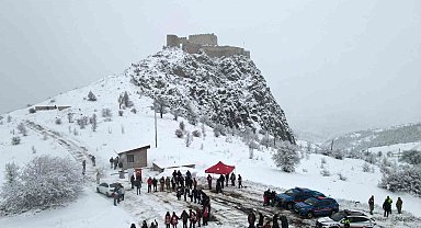 Gümüşhane'de 152 genç kar altında tarihi kaleyi keşfetti