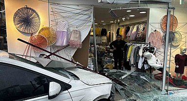 Güngören'de kontrolden çıkan otomobil mağazaya daldı