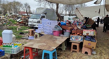 Güngören'deki semt pazarında devrilen ağaç ortalığı birbirine kattı