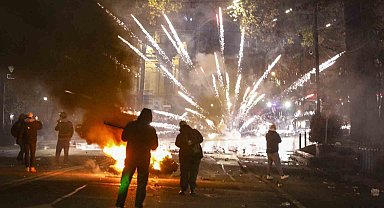 Gürcistan'da göstericiler yine polisle çatıştı: 34 gözaltı