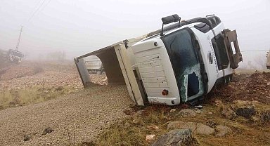 Hafriyat kamyonu şarampole devrildi: 1 yaralı