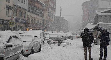 Hakkari'de 20 araçla karla mücadele yapıldı