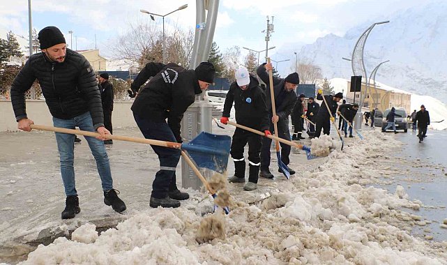 Hakkari'de 55 kişilik kar ve buz timi görev başında