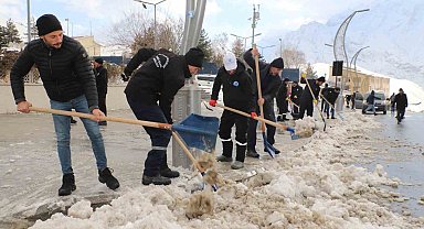 Hakkari'de 55 kişilik kar ve buz timi görev başında