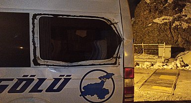 Hakkari'de minibüsün üzerine kaya parçası düştü: 12 yaşındaki çocuk ağır yaralandı