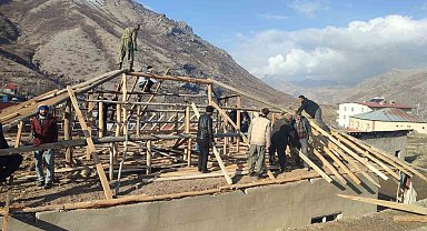 Hakkari'de şiddetli rüzgar çatıları uçurdu
