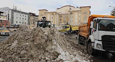 Hakkari'deki kar yığınları şehir dışına çıkarıldı