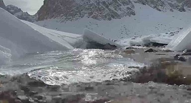 Hakkari'nin saklı cenneti kar ve buzla kaplandı