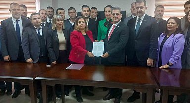 Haluk Laçin ve yönetimi mazbatalarını alarak göreve başladı