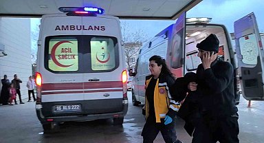 Hapşıran sürücü kontrolü kaybedince araç duvara çarptı: 2 yaralı