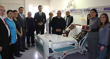 Hastane çalışanlarından Fatma nineye anonslu, pastalı doğum günü sürprizi: "İyi ki varsın"