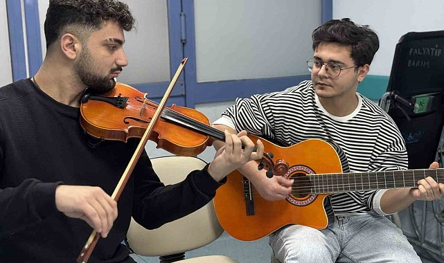 Hastane koridorlarında moral ezgileri yankılandı