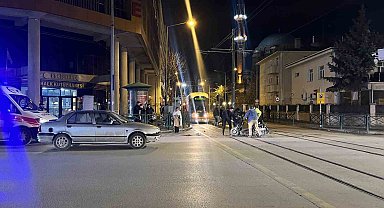 Hatalı dönüş yapan otomobille elektrikli bisiklet çarpıştı