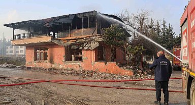 Hatay'da 2 katlı bina alevlere teslim oldu