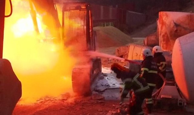 Hatay'da iş makinesi alevlere teslim oldu