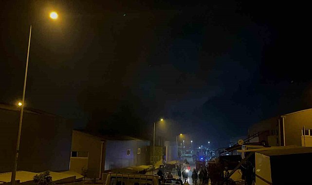 Hatay'da mobilya fabrikası alevlere teslim oldu