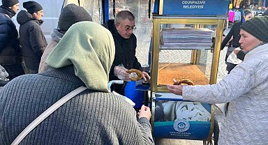 Hayırsever vatandaş 500 simidi bedava dağıttırdı