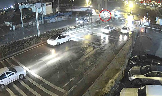 Hemzemin geçitte faciadan dönüldü: Trenin otomobile çarptığı an kamerada