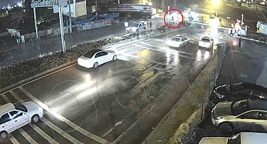 Hemzemin geçitte faciadan dönüldü: Trenin otomobile çarptığı an kamerada