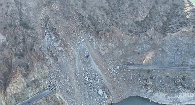 Heyelanın kapattığı yol trafiğe açılıyor
