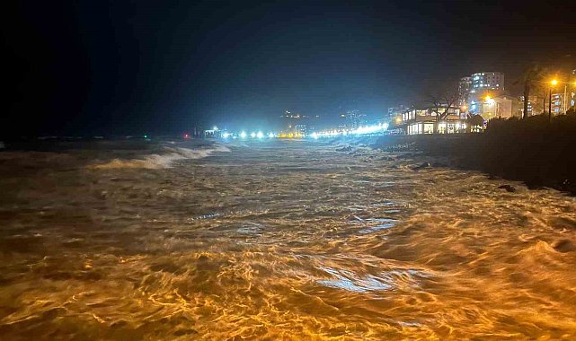 Hopa'da fırtına balık kafesini sahile sürükledi