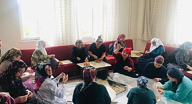 Huzurevi sakinleri lahana sarıp mantı sıktı