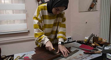 Iğdır Üniversitesinin deri atölyesinde ürünler el işçiliği ile üretiliyor