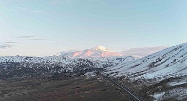 Iğdır'da yeterince kar yağışı alamayan dağlar dron ile görüntülendi