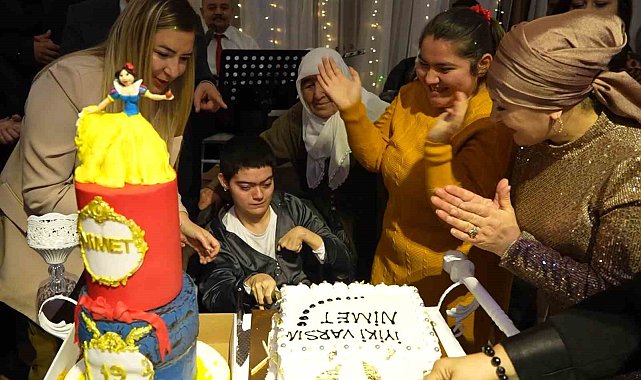 İlk kez doğum günü kutlayan engelli gencin hayali gerçek oldu: Pasta keserken gözyaşlarını tutamadı
