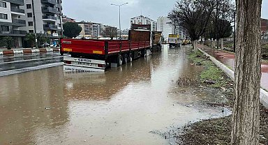 İncirliova'da karayolu göle döndü