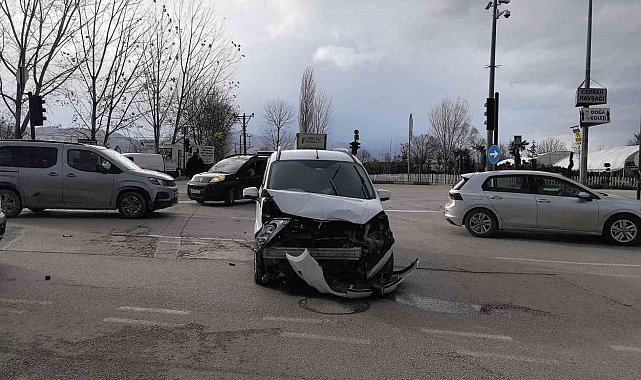 İnegöl'de araçlar çarpıştı: 1'i çocuk 2 yaralı