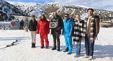 İngiltere'den Ergan Kayak Merkezine gelenler davul zurnayla karşılandı
