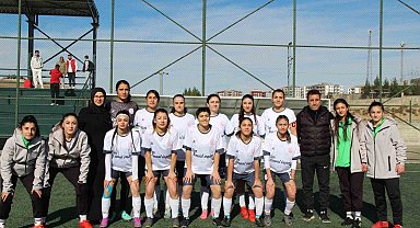 İş insanı Salih Karakaya, Ağrı Kadın Futbol Takımı'na forma sponsoru oldu