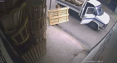 İş yeri önündeki paletleri kamyonete yükleyip kaçan 2 kişi kameraya yakalandı