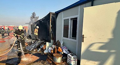 İşçilerin kaldığı 4 konteyner yanarak kullanılmaz hale geldi