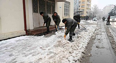 Isparta mevsimin ilk kar yağışıyla beyaza büründü
