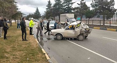 Isparta'da kamyonet otomobile çarptı: 1 ölü