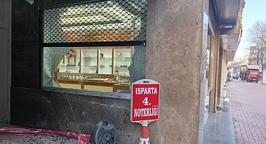 Isparta'da kuyumcudaki soygun girişimi cama takıldı