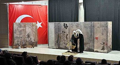 İsrail'in zulmü tiyatro sahnesinde anlatıldı