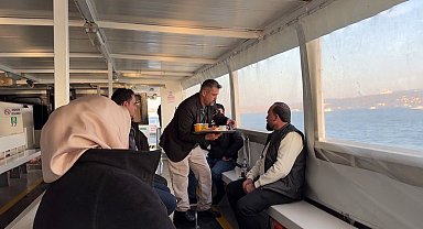 İstanbul Boğazı'nı her gün 3 defa turluyor